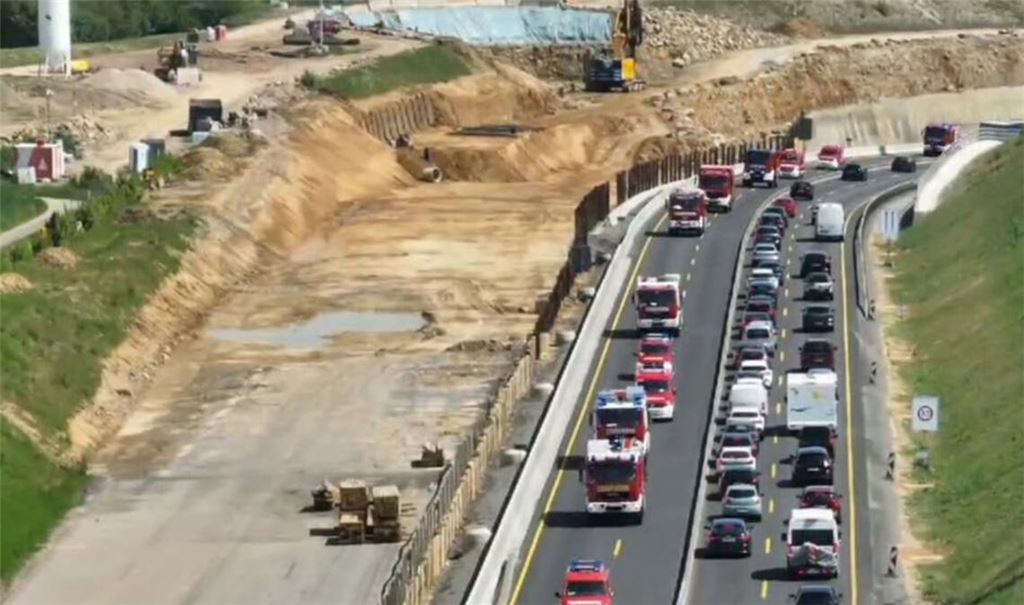 Auch auf der A8 rollt der Konvoi. Foto: Enzkreis, Fachgruppe Drohnen