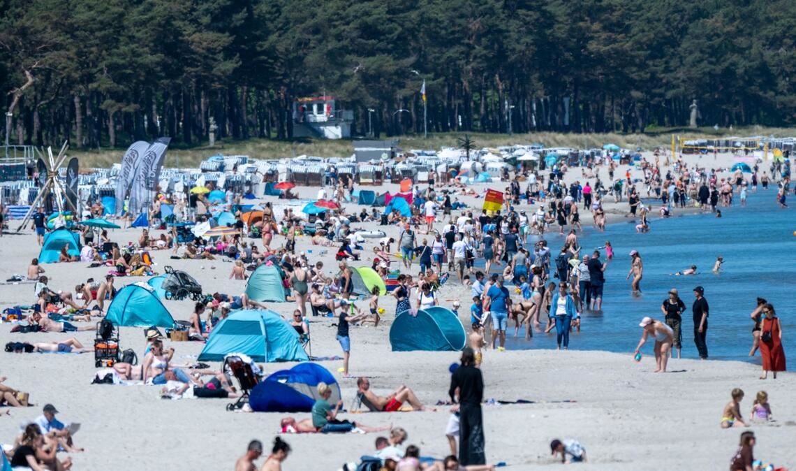 Auch auf der Ostseeinsel Rügen genießen unzählige Badegäste das sommerliche Wetter.