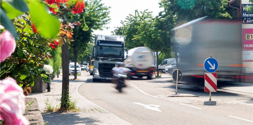 Auch auf der innerstädtischen B10 durch Mühlacker soll laut Fachbüro die Geschwindigkeit reduziert werden, um den Lärm zu mindern. Foto: Fotomoment