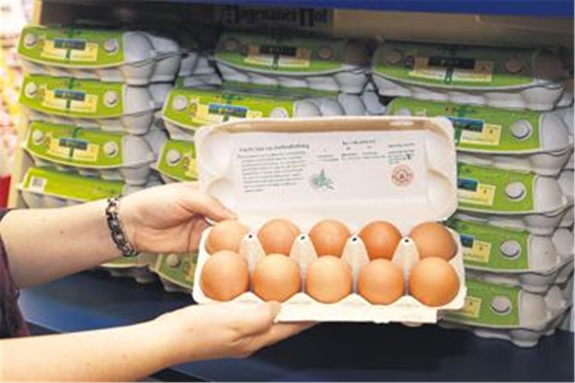 Auch bei Edeka in Mühlacker greifen die Kunden verstärkt nach Eiern aus der Region. In einem Aushang (Sehr geehrte Kunden . . .) informiert unter anderem ein Lieferant aus dem Sachsenheimer Ortsteil Ochsenbach darüber, dass im Betrieb keine bedenklichen Fettsäuren verwendet würden und das Mischfutter routinemäßig auf Dioxin-Spuren untersucht werde. Foto: Sadler