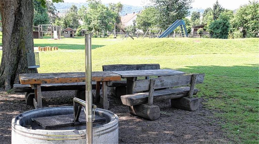 Auch bei Gruppen sehr beliebt: der Spiel- und Grillplatz bei der Enztalhalle.