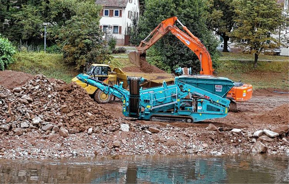 Auch bei Regen: Die Baumaschinen sind an der Enz im Dauereinsatz.