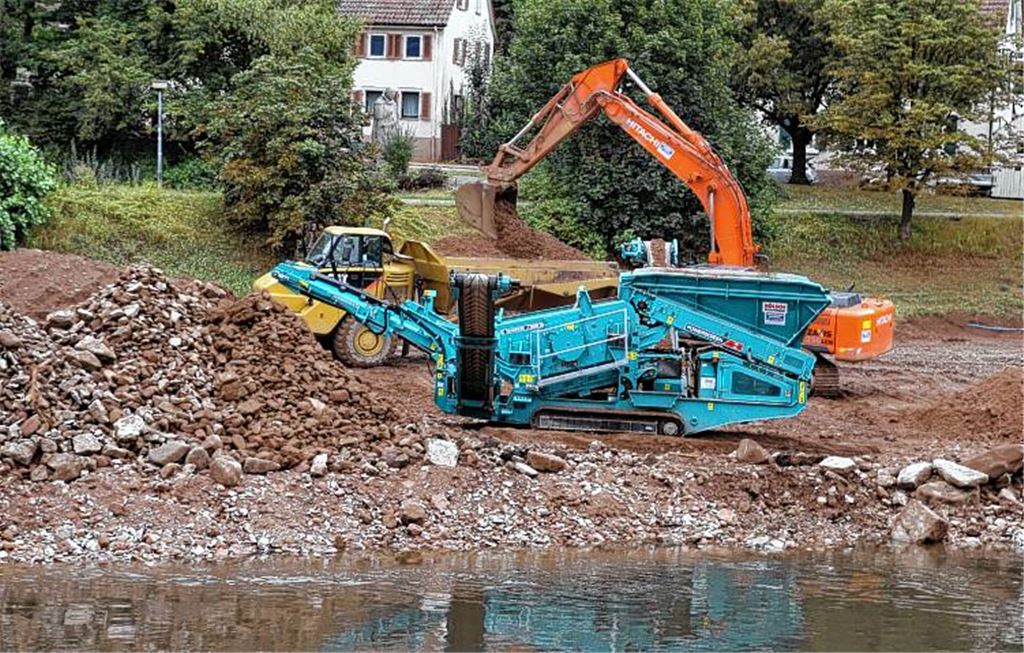 Auch bei Regen: Die Baumaschinen sind an der Enz im Dauereinsatz.