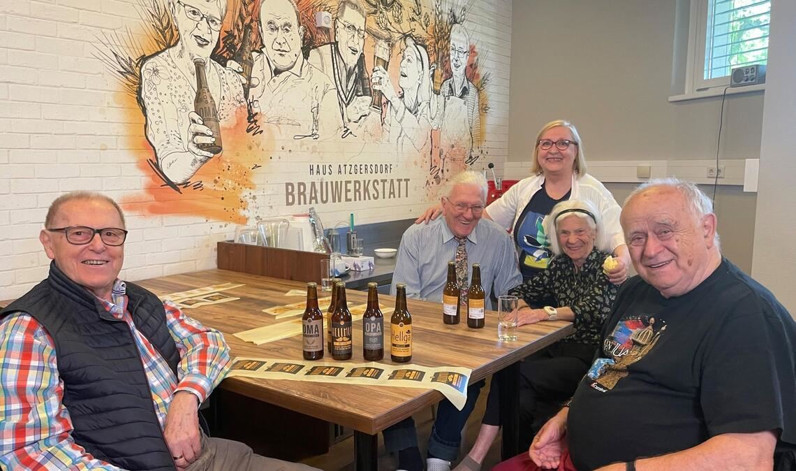 Auch das Etikettieren von Bier aus eigener Produktion zählt zu den Aufgaben im Altersheim.
