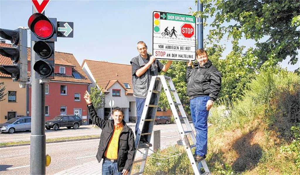 Auch das Zusatzschild hat nichts geholfen: Im Mai 2011 wurde an der Einmündung mit dem grünen Pfeil ein Hinweis angebracht, wie sich der Autofahrer zu verhalten hat. Doch wie Behördenchef Ulrich Saur (vorne) ein Jahr später berichtet, hat das an der Vielzahl der Verstöße nichts geändert. Viele Autofahrer, so die Erkenntnis der Stadt und der Polizei, stoppen nicht wie vorgeschrieben.Archivfoto: Goertz