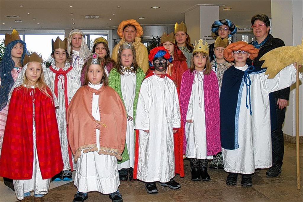 Auch das gehört zu ihren Aufgaben: Patricia Engling ist mit den Sternsingern unterwegs. 