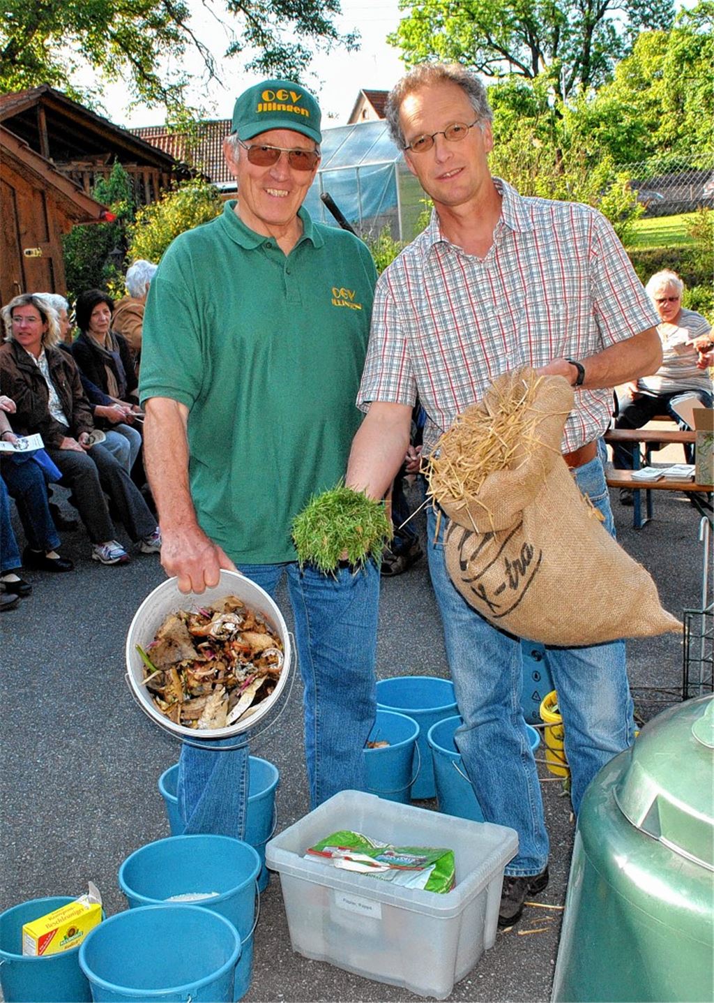 Auch das richtige Kompostieren will gelernt sein: OGV-Vorsitzender Albrecht Straub (li.) und Bernhard Reisch vom Landratsamt Enzkreis geben Tipps. 
