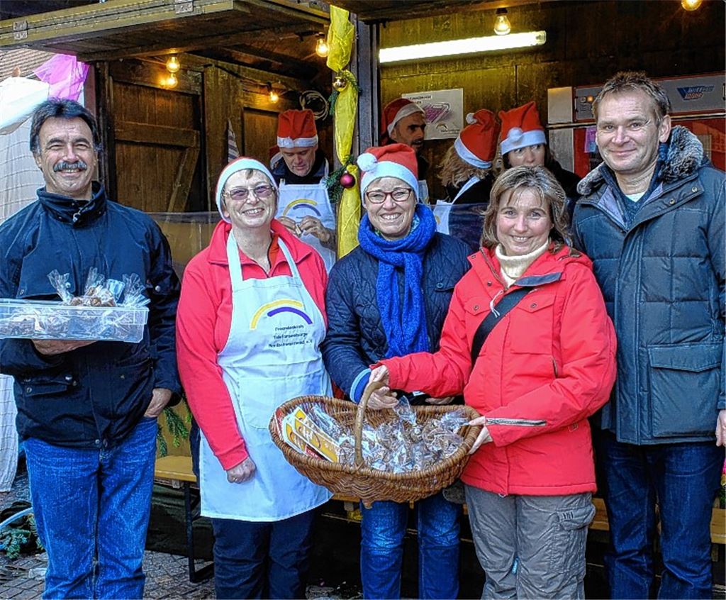 Auch der Calwer OB Ralf Eggert (re.) bringt die Bärentatzen unter die Leute.