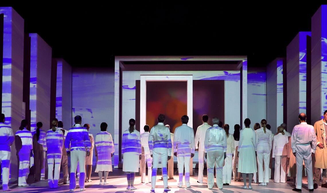 Auch der Chor fügt sich nicht in Fuhrmanns Onegin-Inszenierung ein, sondern agiert ohne tiefe Zusammenhänge. Foto: Theater Pforzheim