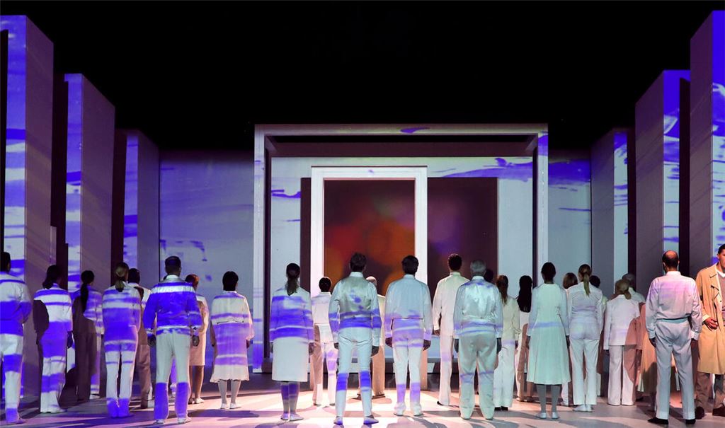 Auch der Chor fügt sich nicht in Fuhrmanns Onegin-Inszenierung ein, sondern agiert ohne tiefe Zusammenhänge. Foto: Theater Pforzheim