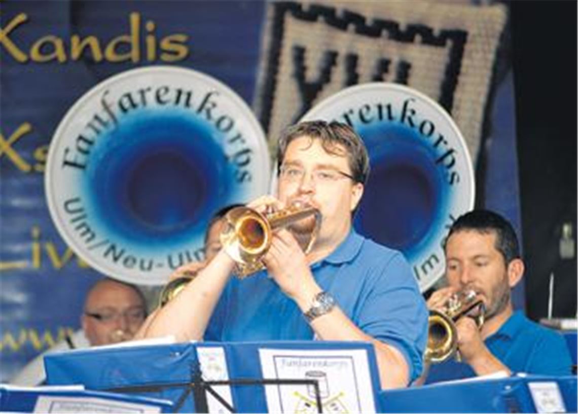 Auch der Fanfarenkorps aus Neu-Ulm unterhält die Gäste beim Cityfest auf dem Kelterplatz. 
Fotos: Stahlfeld