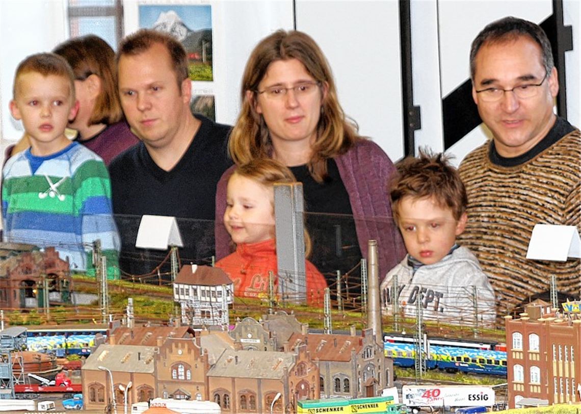 Auch der Leiter des städtischen Grundstücks- und Gebäudemanagements, Konrad Teufel, schaut am Adventssonntag mit seiner Familie bei den Modellbahnern vorbei.