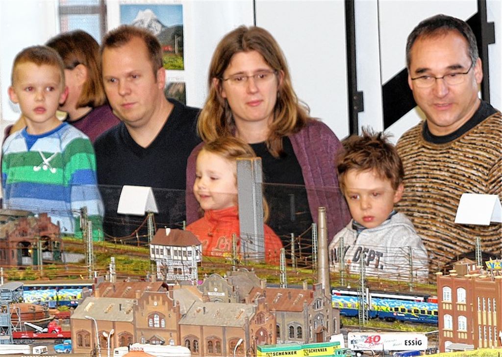 Auch der Leiter des städtischen Grundstücks- und Gebäudemanagements, Konrad Teufel, schaut am Adventssonntag mit seiner Familie bei den Modellbahnern vorbei.