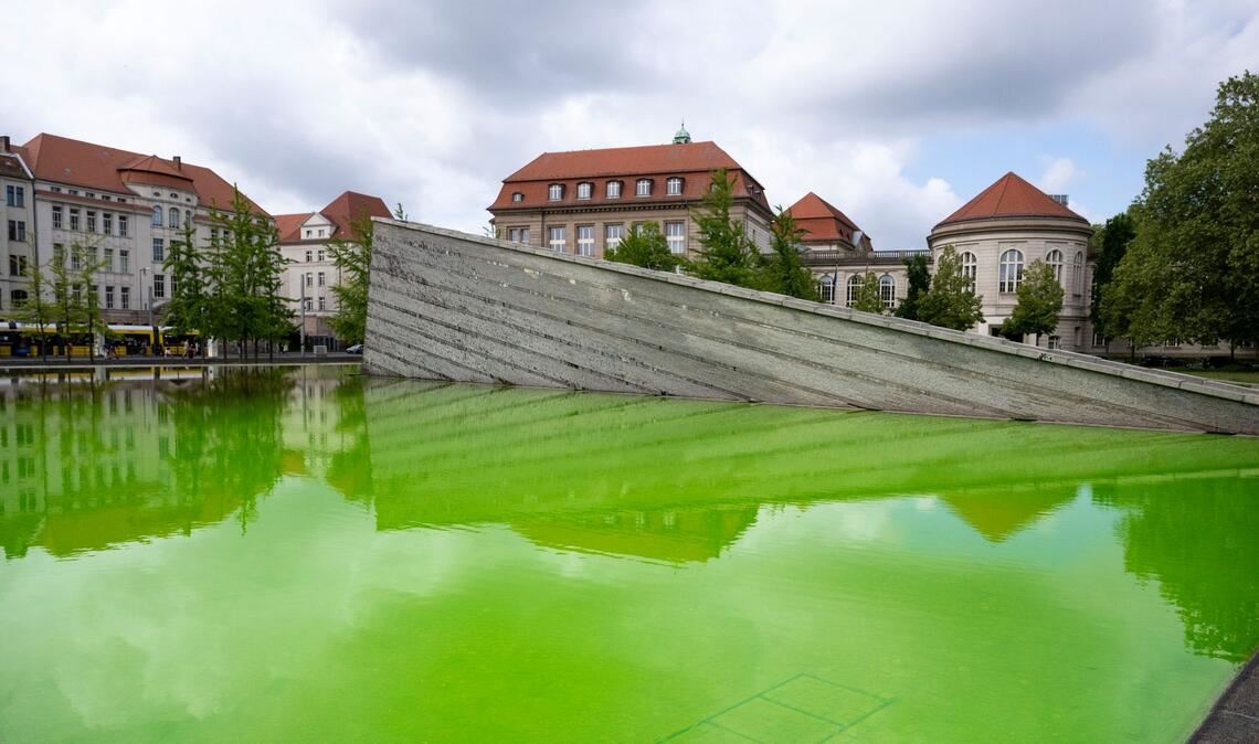 Auch der Mauerbrunnen vor dem Wirtschaftsministerium in Berlin leuchtete am Morgen grün.