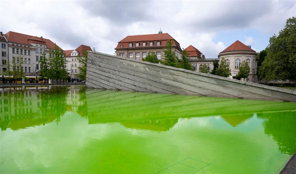Auch der Mauerbrunnen vor dem Wirtschaftsministerium in Berlin leuchtete am Morgen grün.
