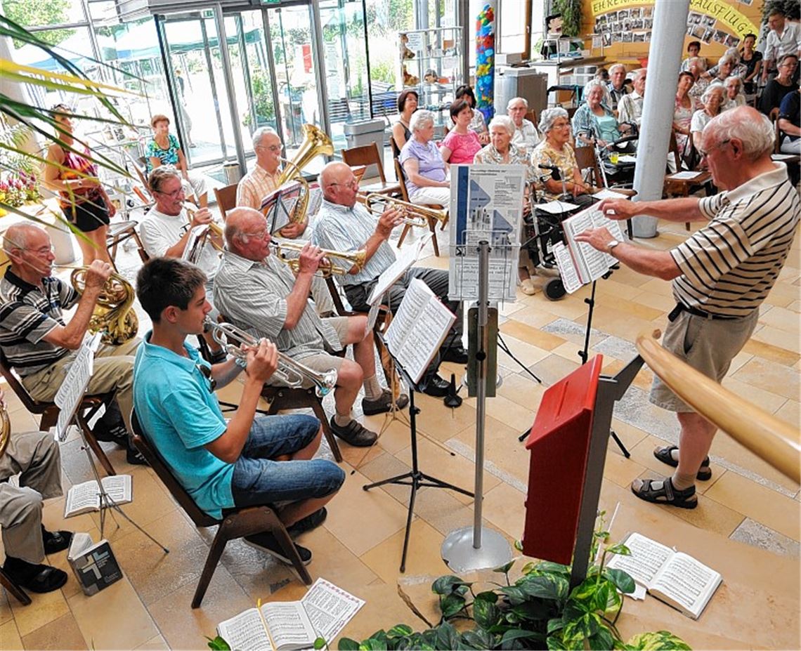 Auch der Posaunenchor spielt wegen der Hitze im Haus.