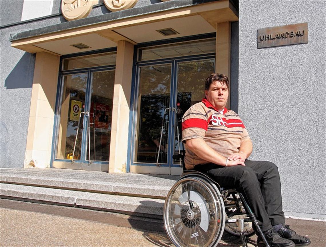 Auch der Rollstuhlfahrer Alexander Lang bedauert, dass der Uhlandbau nicht über einen behindertengerechten Zugang verfügt. Archivfoto: Goertz