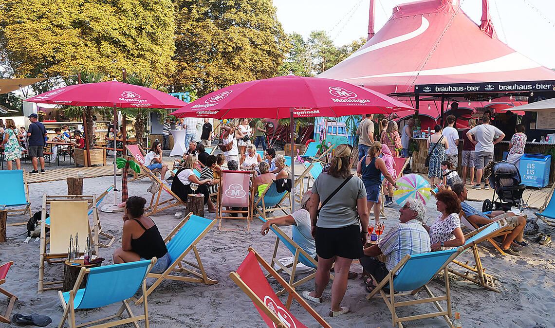 Auch der „Strand“ vor dem Varieté-Zelt ist regelmäßig gut besucht. Foto: Friedrich