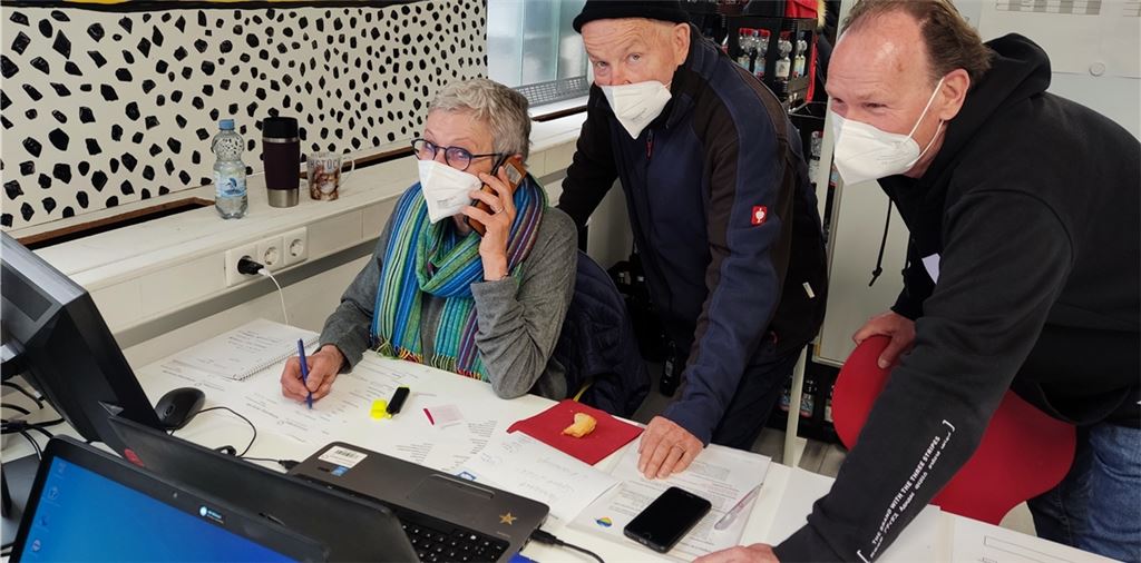 Auch der Vorstandsvorsitzende von Miteinanderleben, Bruno Klopfer (Bildmitte), ist mit seiner Frau Gabriele im Telefondienst der Ukrainehilfe von Miteinanderleben im Einsatz. Koordiniert wird das Ganze von Rolf Watzal (re.).Fotos: privat