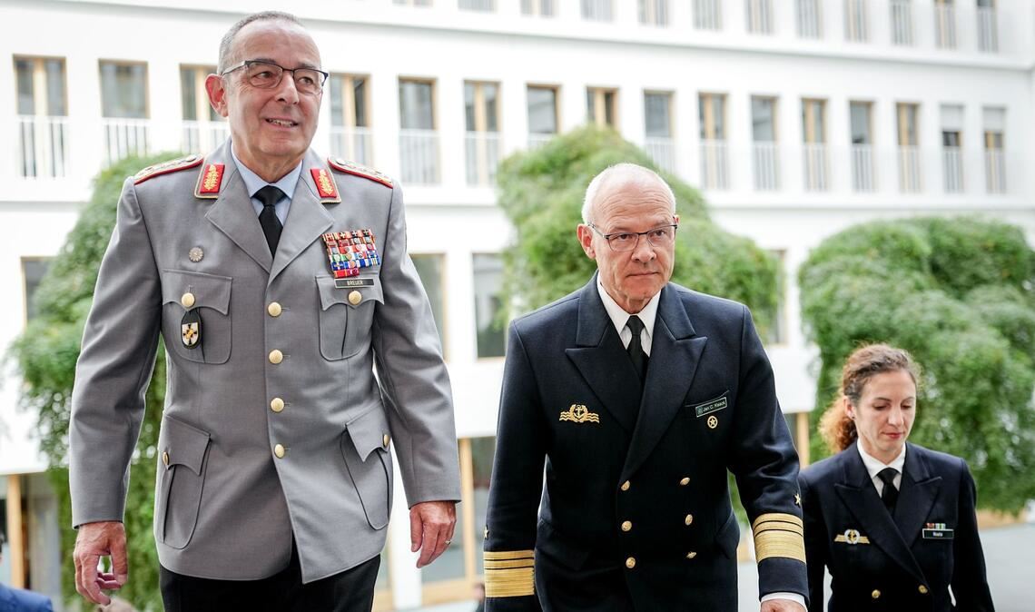 Flug mit von der Leyen gestört - keine Ermittlungen Auch der deutsche Top-General Carsten Breuer (l) war schon von GPS-Jamming betroffen.