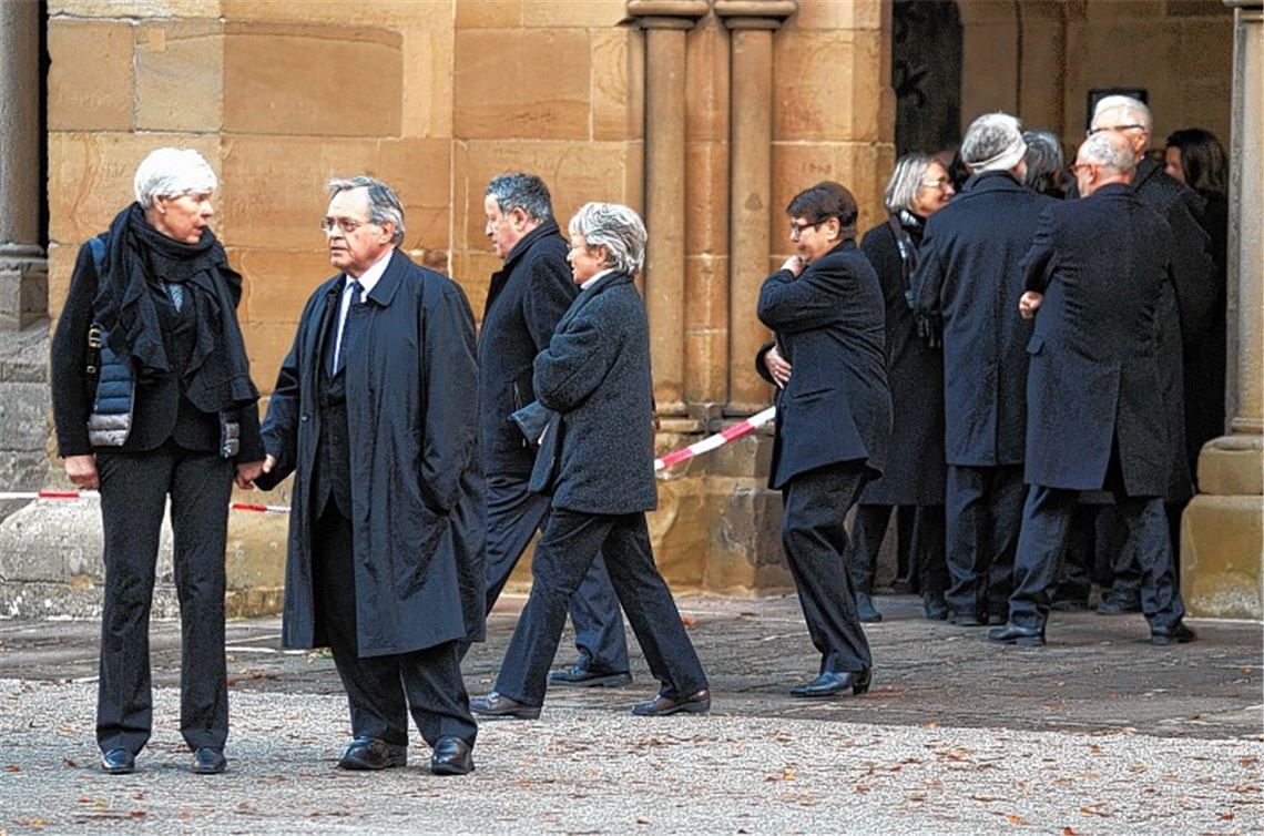 Auch der frühere Landrat Werner Burckhart (2.v.li.) gehört zu den zahlreichen Trauergästen.