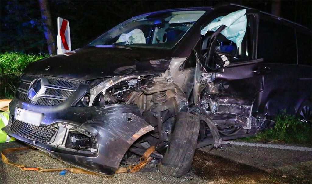 Auch der mit fünf Menschen besetzte Mercedes wird stark beschädigt. Fotos: Einsatz-Report 24