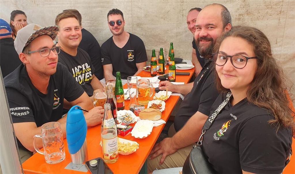 Auch die Abteilungsmitglieder aus Serres sind gekommen, um mitzufeiern.