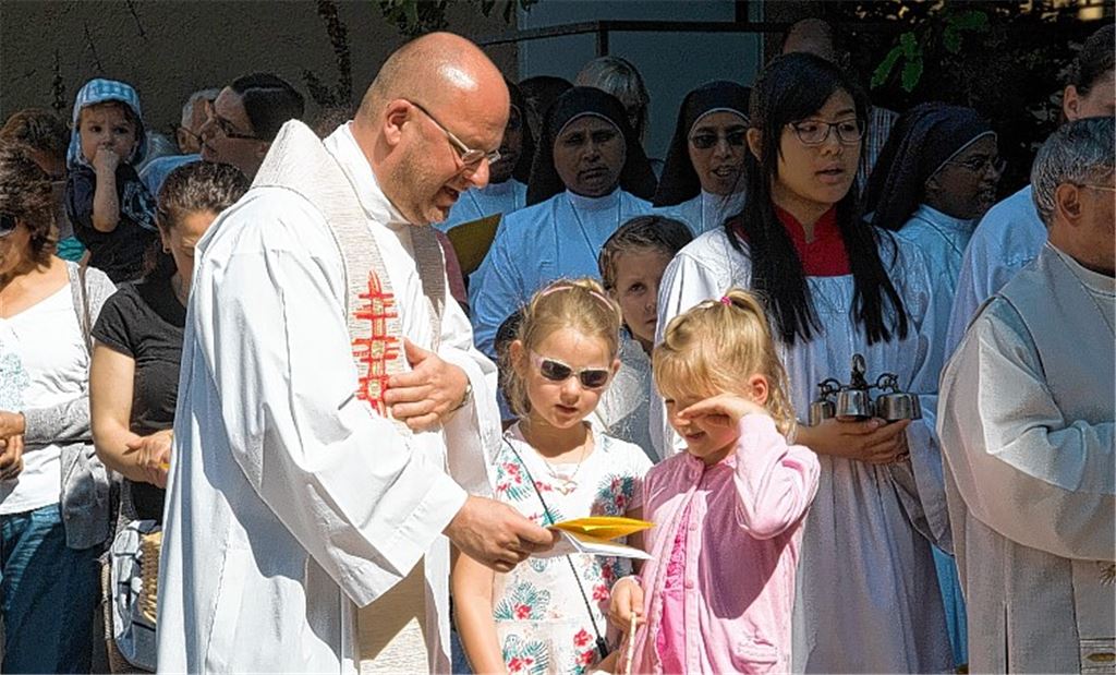 Auch die Blumenkinder durften mitsingen – hier mit Dekan Claus Schmidt.