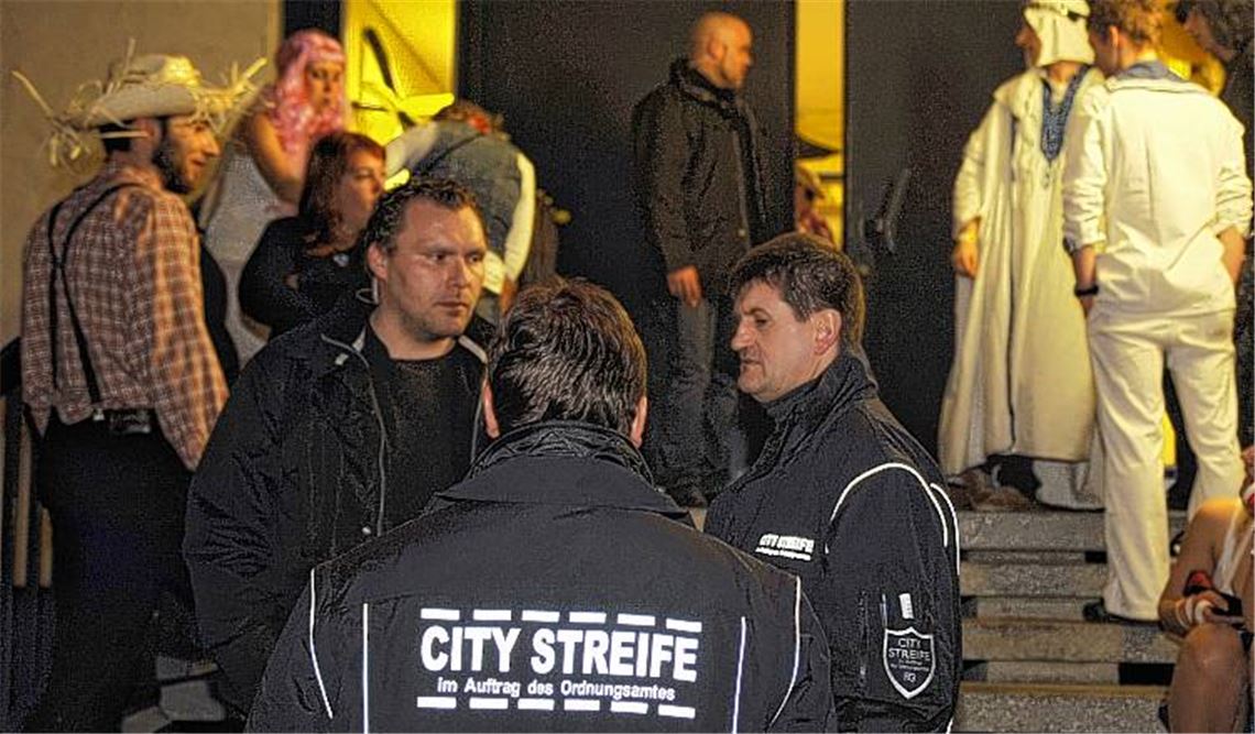 Auch die City-Streife schaut in Lomersheim nach dem Rechten: Laut Polizei kam es in den Hallen der Region zwar zu kleineren Streitigkeiten, jedoch zu keinen dramatischen Vorfällen.