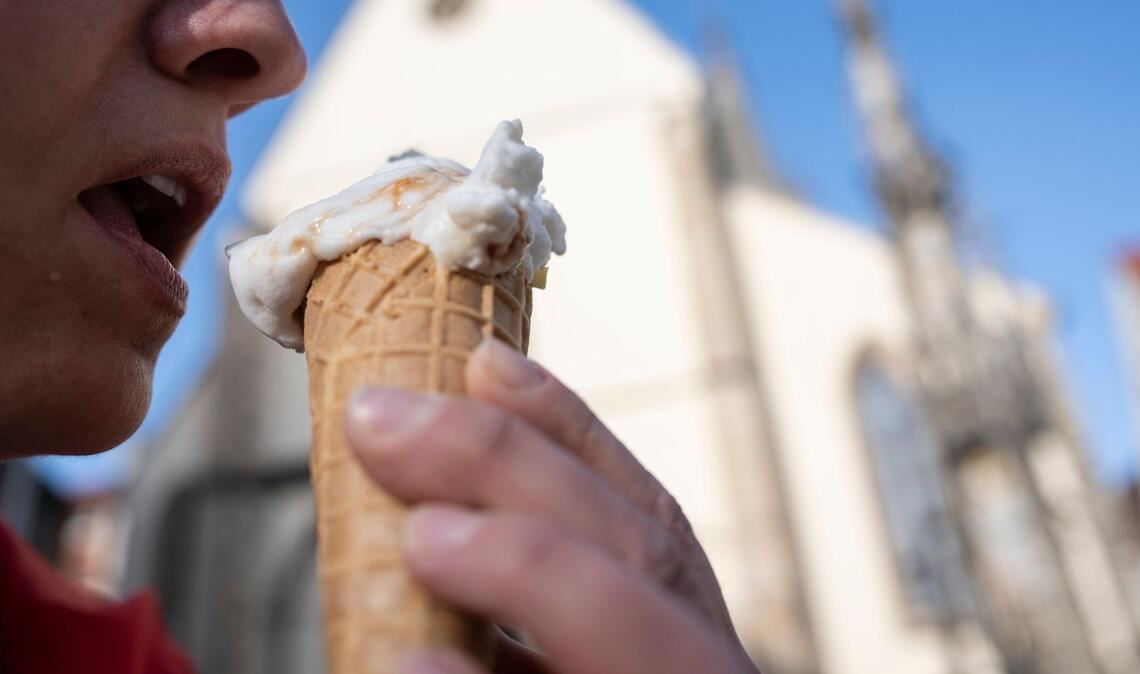 Auch die Eisverkäufer konnten sich über das schöne Wetter freuen. (Archivbild)