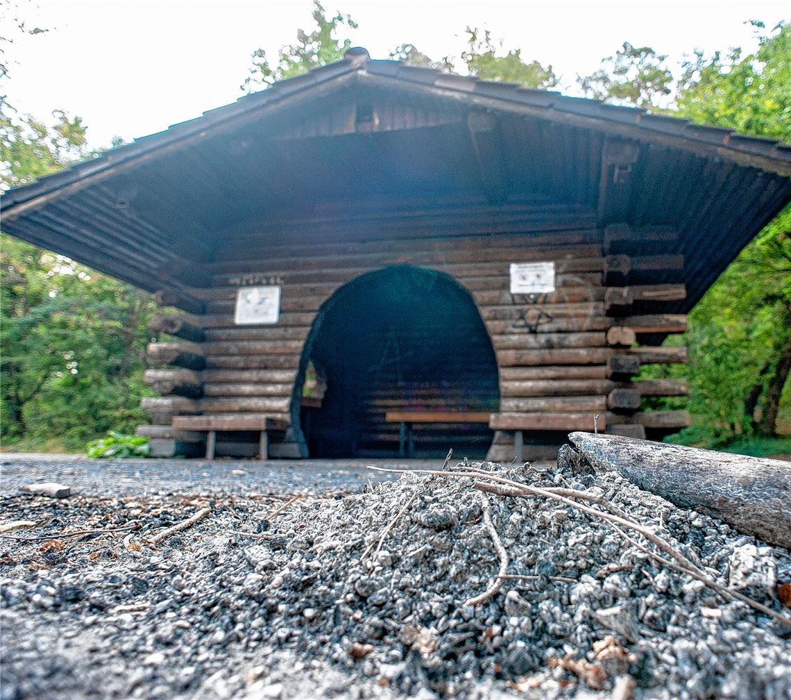 Auch die Feuerstelle des Grillplatzes bei der Plattenwaldhütte oberhalb von Dürrmenz ist gesperrt – was, wie das beschmierte Schild vermuten lässt, nicht bei jedem auf Verständnis stößt. Fotos: Fotomoment