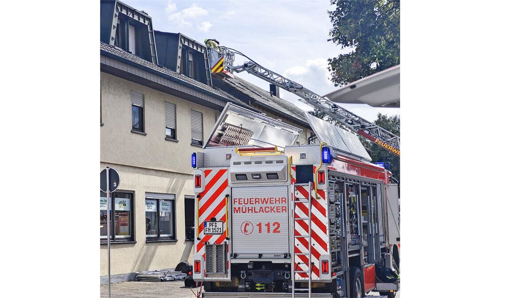 Auch die Feuerwehr Mühlacker ist in Dürrn im Einsatz. Foto: Myroshnichenko