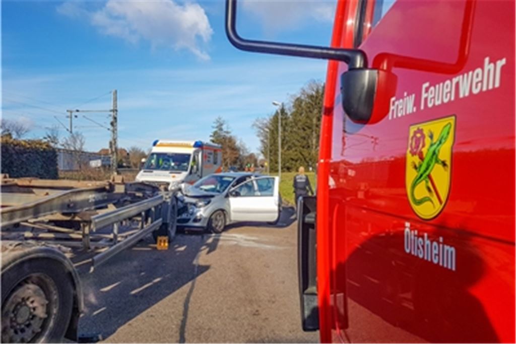 Auch die Feuerwehr wird zum Unfallort gerufen. Foto: Markus Rott/Einsatz-Report24