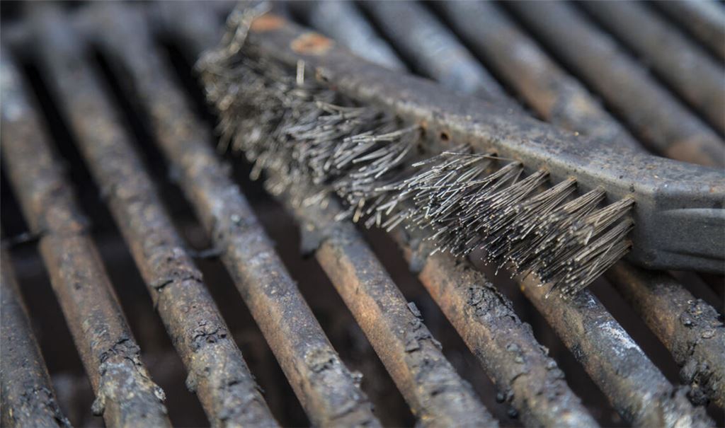 Auch die Grillbürste sollte regelmäßig gereinigt werden.