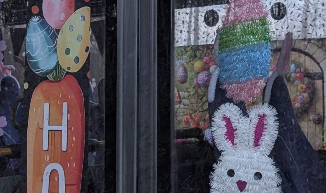 Auch die Hintertür ist österlich geschmückt.