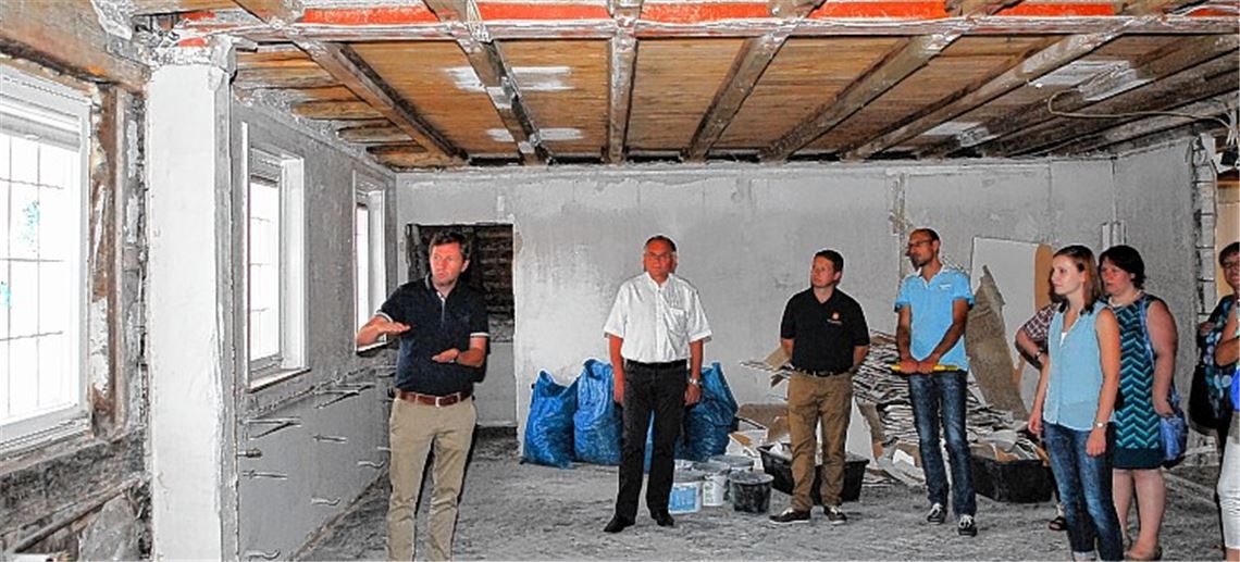 Auch die Holzdecke und der Tragebalken im entkernten Arbeitszimmer von Bürgermeister Norbert Holme (2. v. li.) sind nicht mehr original aus dem Jahr 1744, sondern wurden bei der großen Renovierung 1965 ersetzt, wie Architekt Frank Morlock (li.) dem Gemeinderat erläutert. Foto: Schott