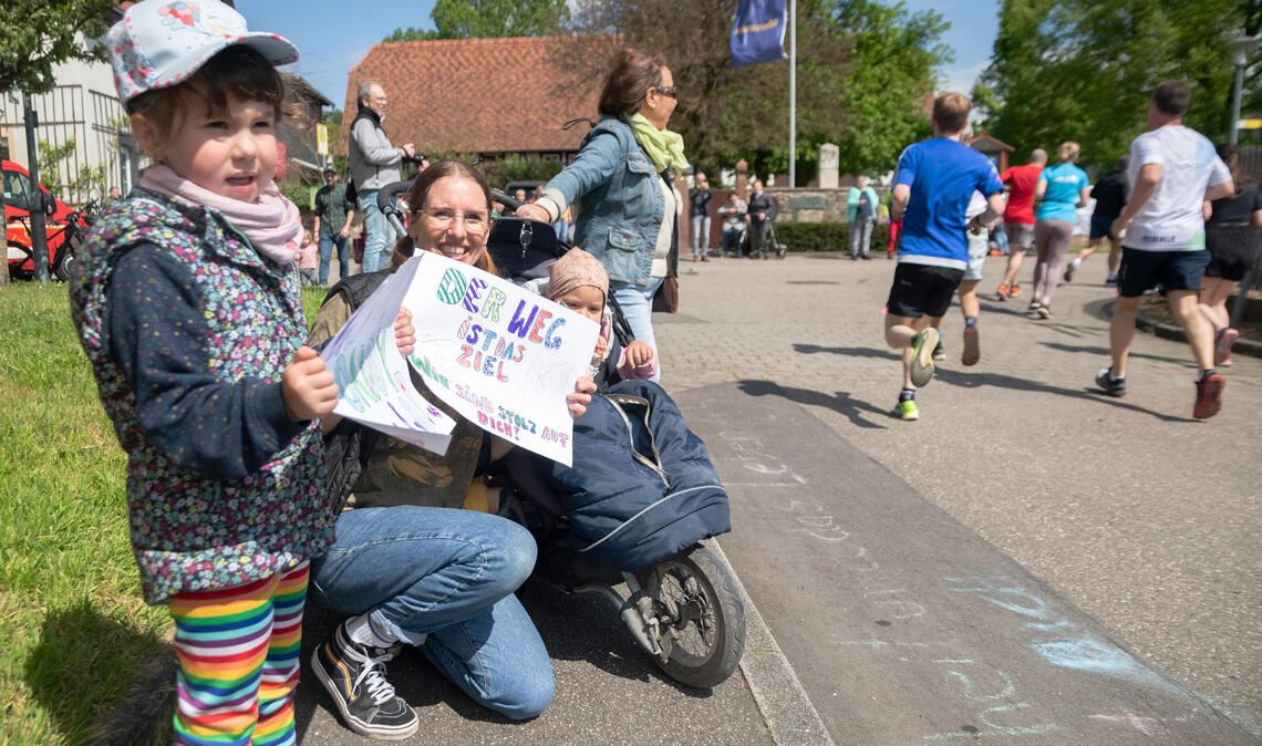 Auch die Jüngsten feuern an.