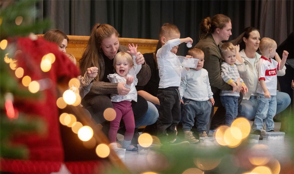 Auch die Kleinsten haben ihren Spaß auf der Bühne. Foto: Fotomoment