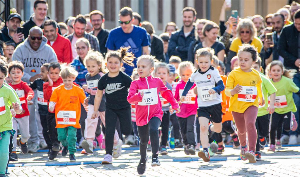 Auch die Kleinsten sind beim Mahle-Lauf traditionell ganz groß und werden von den begeisterten Fans am Streckenrand angefeuert.