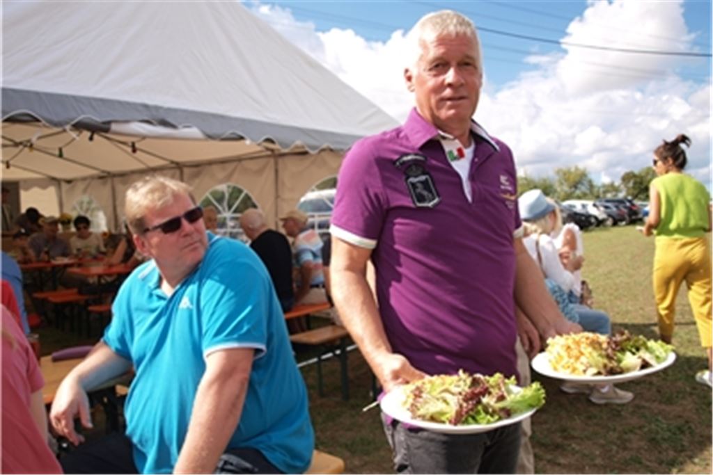 Auch die Kulinarik lockt zum Sommerfest. Rechts: Pfarrer Manuel Schübel auf der Suche nach einem freien Platz im Festzelt. Die sind um die Mittagszeit schon fast rar. Fotos: Filitz