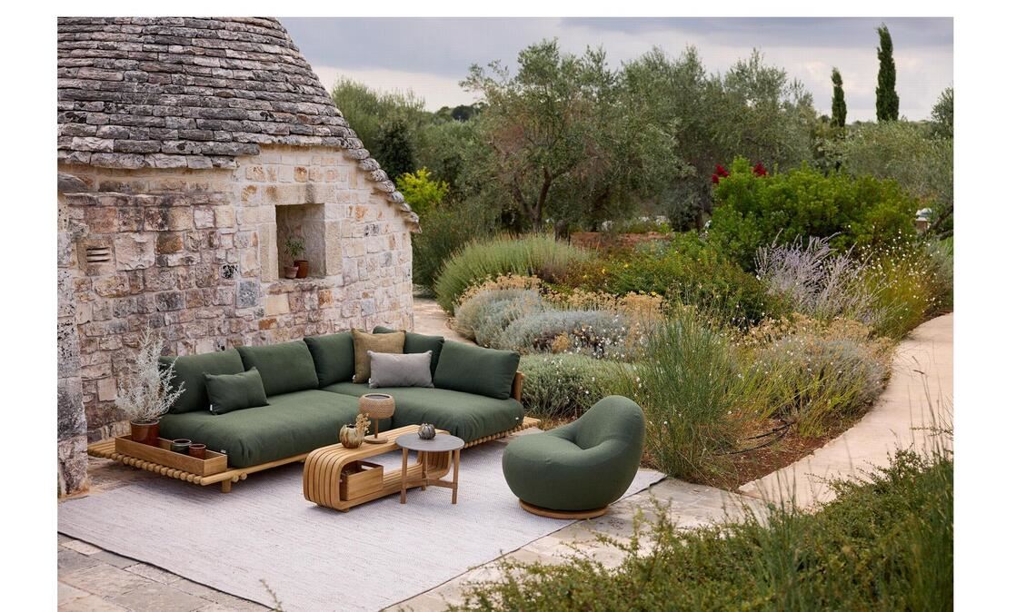 Auch die Liegelandschaft im Freien ist weiter en vogue. Runde Formen mit Bodenhaftung – das erdet: Loungemöbel fürs Draußenwohnzimmer.