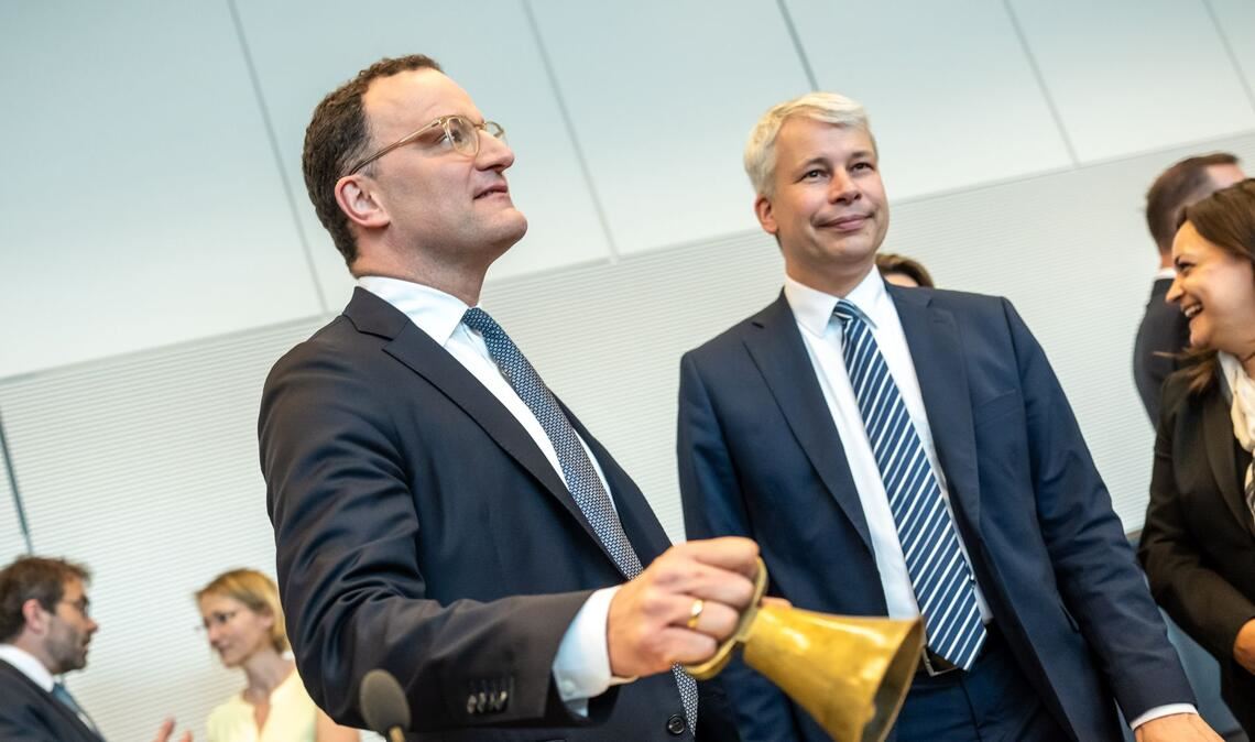 Auch die Spitze der Unionsfraktion will Diätenerhöhung nun aussetzen. (Archivbild)
