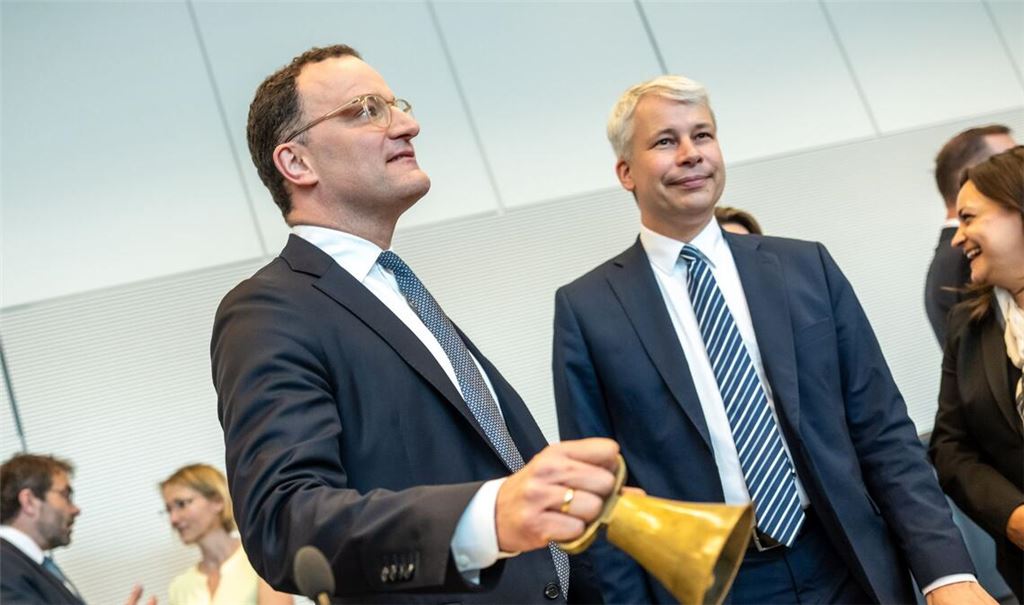 Auch die Spitze der Unionsfraktion will Diätenerhöhung nun aussetzen. (Archivbild)