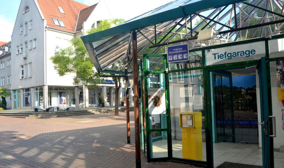 Auch die Standsicherheit des Wohn- und Geschäftshauses im Hintergrund soll durch Sofortmaßnahmen an der Mühlacker Tiefgarage gesichert werden. Fotos: Stahlfeld