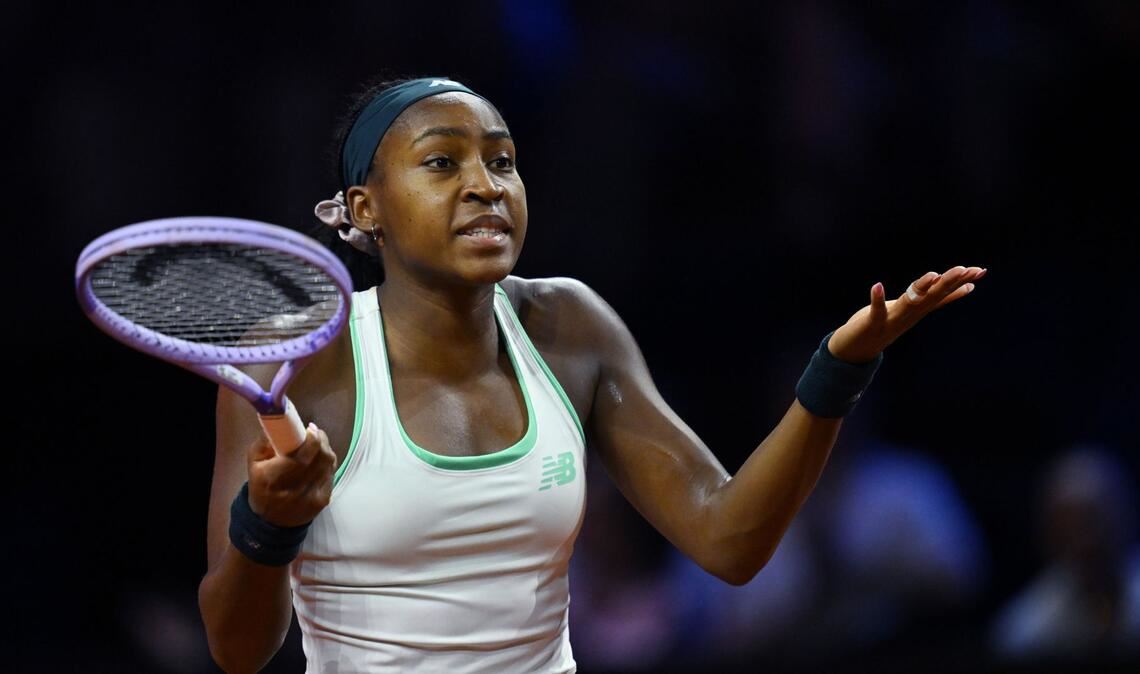 Auch die Weltranglisten-Dritte Coco Gauff ist beim Turnier in Stuttgart dabei. Im Achtelfinale am vergangenen Donnerstag erringt sie einen Sieg in zwei Sätzen (7:5, 6:1) gegen die Russin Ljudmila Samsonowa. Beim Porsche Tennis Grand Prix ist sie allerdings noch nie weiter als ins Viertelfinale gekommen. So auch in diesem Jahr. Ihrer Gegnerin und späteren Finalistin Karolina Muchova aus Tschechien unterliegt die 22-jährige US-Amerikanerin am vergangenen Freitag in drei Sätzen mit 3:6, 7:5 und 3:6.