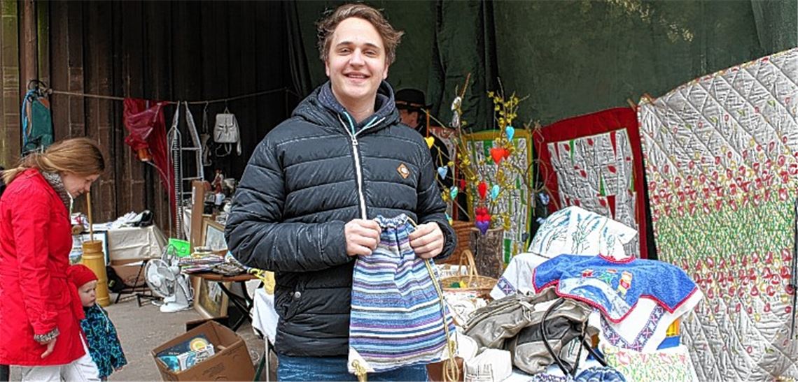 Auch die jungen Gäste kommen auf ihre Kosten: Tom Schmidt hat sich eine Tasche ausgesucht. Mit dem Kauf unterstützt er die Ölbronner Turmretter.