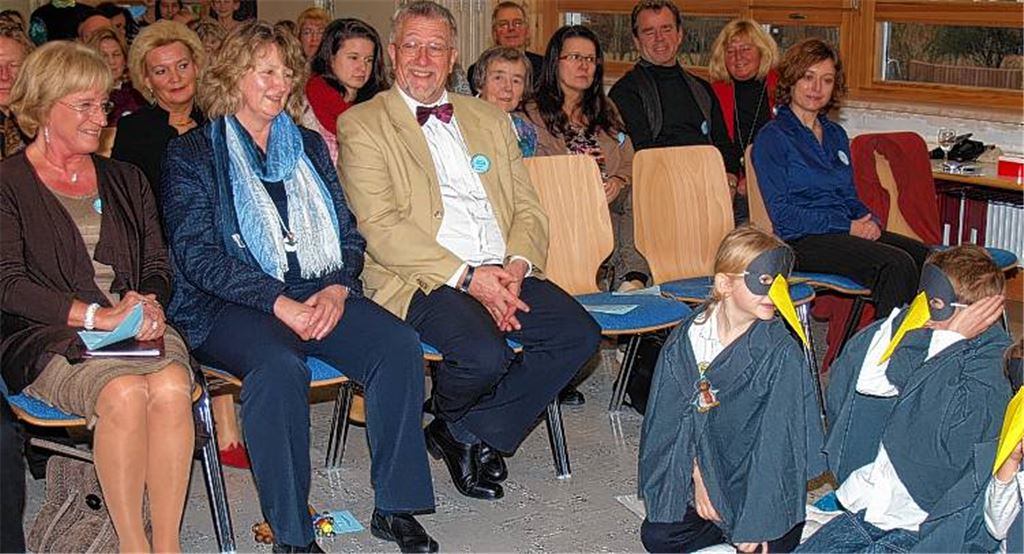 Auch die kleinen Pinguine begrüßen die neue Schulleiterin Andrea Bernhard (vordere Reihe 2.v.li.), der bei der offiziellen Amtseinführung unter anderem Schulamtsdirektorin Renate Süß (li.) und Pfarrer Hansjörg Lechler einen guten Start wünschen.