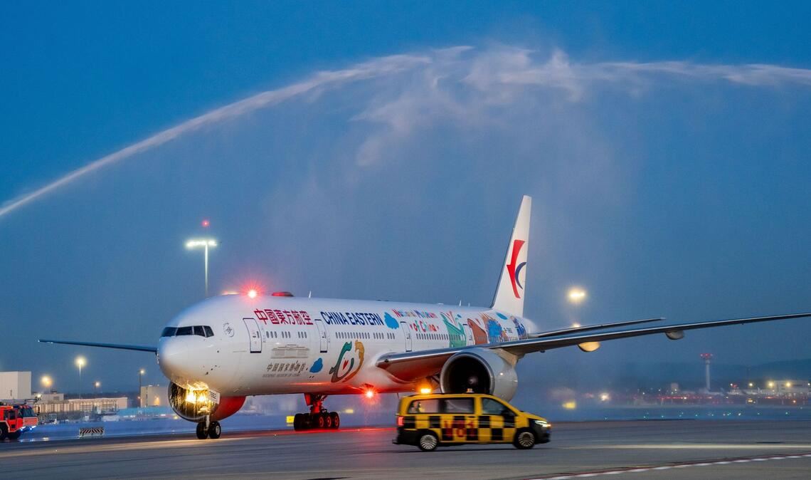 Auch die zweite Maschine bekam zur Begrüßung Wasserfontänen.