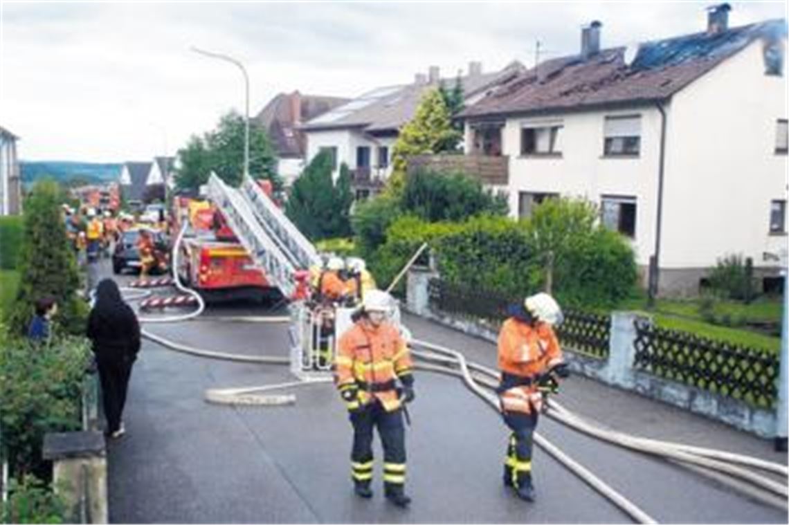 Auch ein Feuerwehrgroßaufgebot kann nicht verhindern, dass das Haus stark beschädigt wird.
