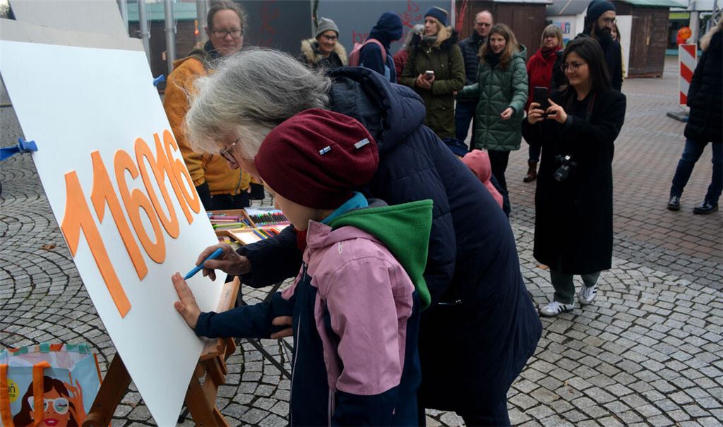 Auch ein Kunstprojekt ist Teil der Veranstaltung: Interessierte gestalten zusammen mit der Künstlerin Sigrid Baumgärtner ein Plakat mit tastbaren Nummern des Hilfstelefons.